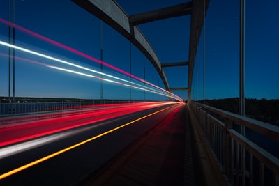 灰色的吊桥与条纹的光时间流逝摄影
